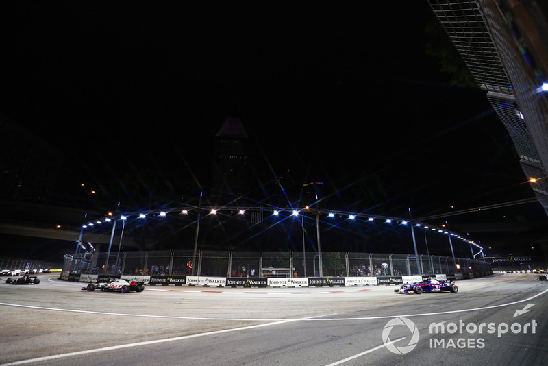 Kevin Magnussen, Haas F1 Team VF-18, precede Brendon Hartley, Toro Rosso STR13