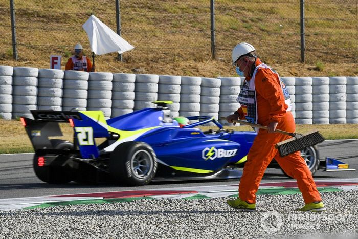 Leonardo Pulcini, Campos Racing drives past a marshal on the gravel