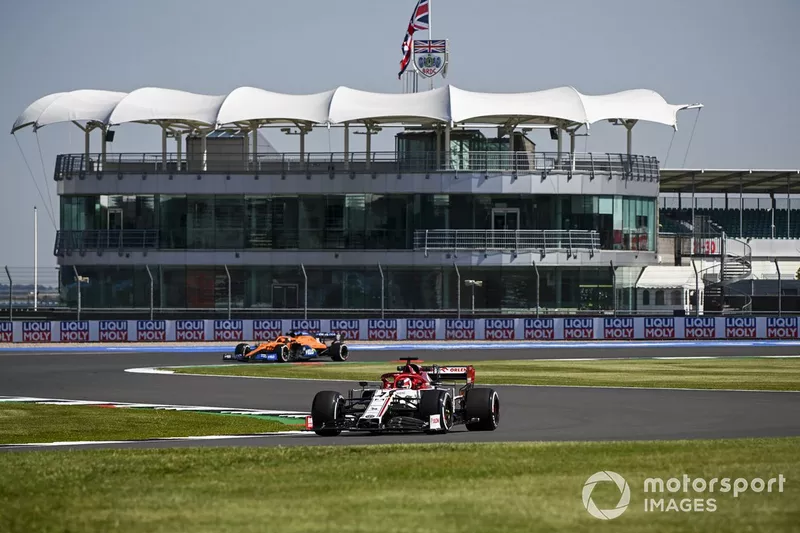 Kimi Raikkonen, Alfa Romeo Racing C39, Carlos Sainz Jr., McLaren MCL35