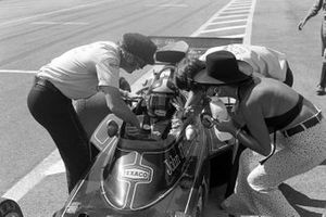 Winner Emerson Fittipaldi, is congratulated by Lotus Boss Colin Chapman, Lotus Team Manager Peter Warr and his wife Maria Helena