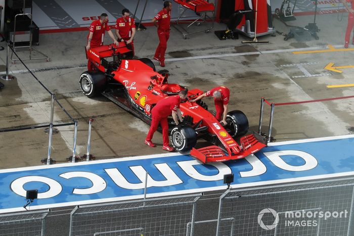 Mecánicos con el monoplaza de Sebastian Vettel, Ferrari SF1000
