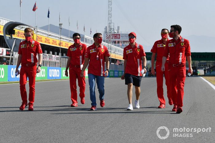 Sebastian Vettel, Ferrari, Marc Gene e altri membri del team camminano sul circuito