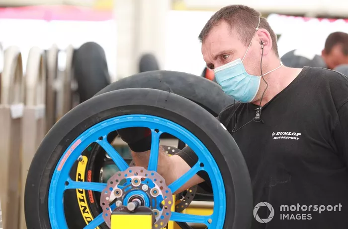 Técnico de neumáticos Dunlop 