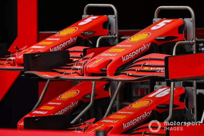 La nariz del Ferrari y las alas delanteras en el pit lane