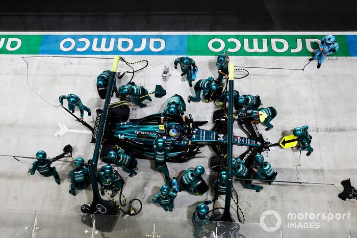 Fernando Alonso, Aston Martin AMR23, en boxes