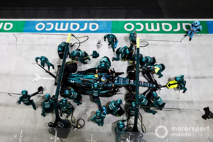 Fernando Alonso, Aston Martin AMR23, en boxes