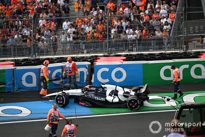 Los comisarios con el coche dañado de Daniel Ricciardo, AlphaTauri AT04