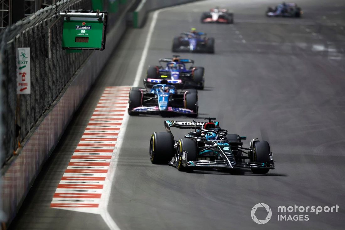 George Russell, Mercedes F1 W14, Pierre Gasly, Alpine A523, Alex Albon, Williams FW45