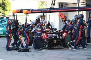 Sergio Pérez, Red Bull Racing RB19, se retira de la carrera
