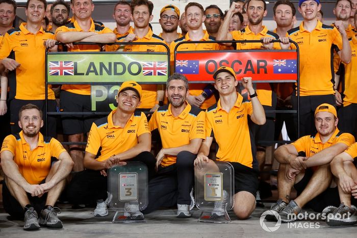 Lando Norris, McLaren, 3ª posición,rea Stella Director de  McLaren, Oscar Piastri, McLaren, 1ª posición, celebran tras ganar la carrera Sprint.