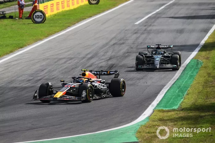Sergio Pérez, Red Bull Racing RB19, George Russell, Mercedes F1 W14