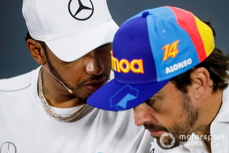 Lewis Hamilton, Mercedes AMG F1 e Fernando Alonso, McLaren, durante la conferenza stampa