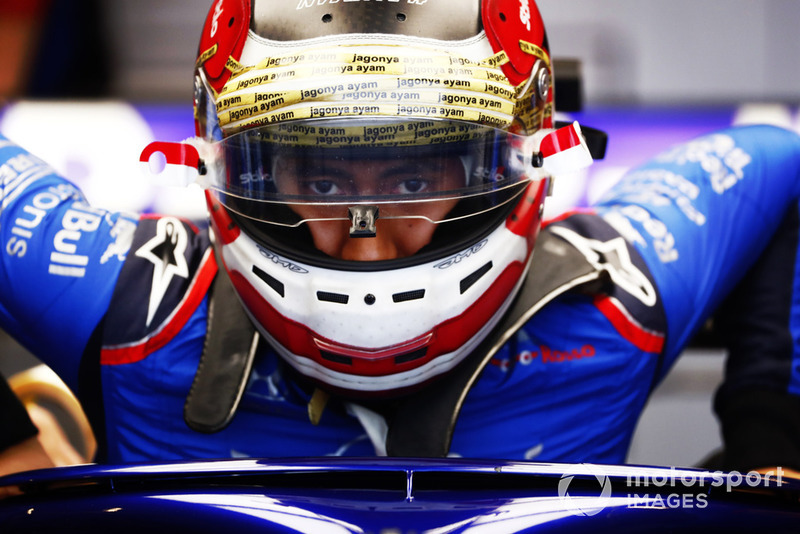 Sean Gelael, Toro Rosso STR13, climbs into his car