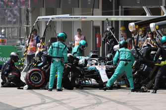 Lewis Hamilton, Mercedes-AMG F1 W09 au stand