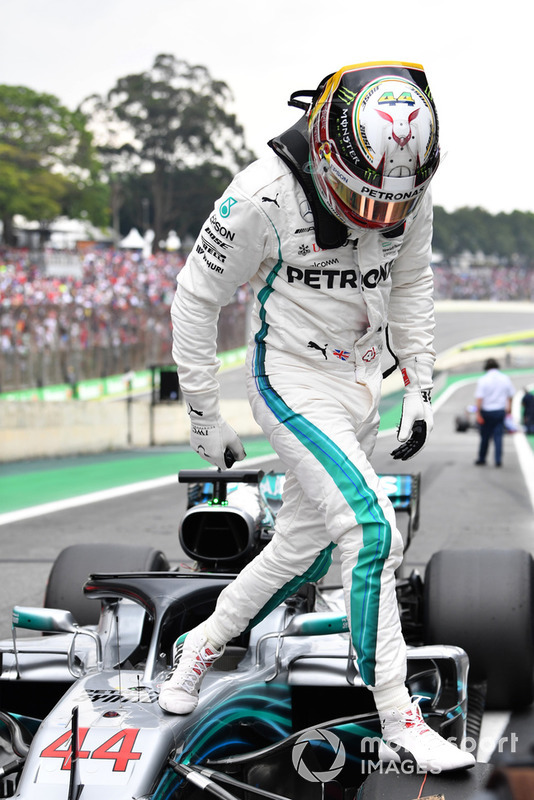 Pole sitter Lewis Hamilton, Mercedes-AMG F1 W09 EQ Power+ nel parco chiuso