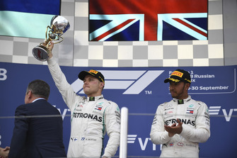 Valtteri Bottas, Mercedes AMG F1 et Lewis Hamilton, Mercedes AMG F1 avec leurs trophées sur le podium