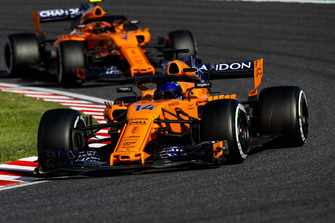 Fernando Alonso, McLaren MCL33, devant Stoffel Vandoorne, McLaren MCL33