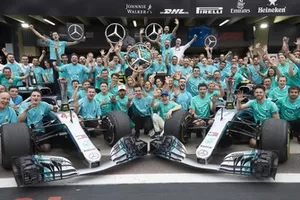 Lewis Hamilton, Valtteri Bottas, Toto Wolff, Mercedes AMG F1, avec l'équipe pour fêter le titre constructeurs