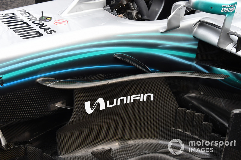 Vue détaillée d'un déflecteur de la monoplace de Valtteri Bottas, Mercedes AMG F1 W09 EQ Power+ arrêtée en piste