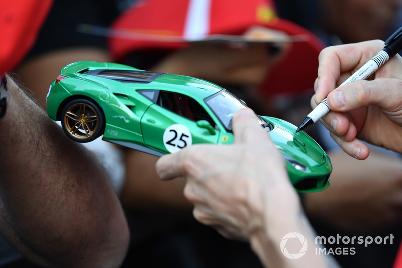 Kimi Raikkonen, Ferrari firma autógrafos para los aficionados un modelo a escala de Ferrari