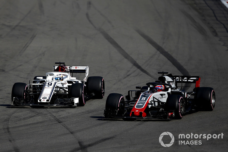 Marcus Ericsson, Sauber C37 ve Romain Grosjean, Haas F1 Team VF-18