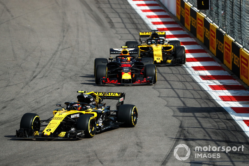 Carlos Sainz Jr., Renault Sport F1 Team R.S. 18, precede Max Verstappen, Red Bull Racing RB14, e Nico Hulkenberg, Renault Sport F1 Team R.S. 18