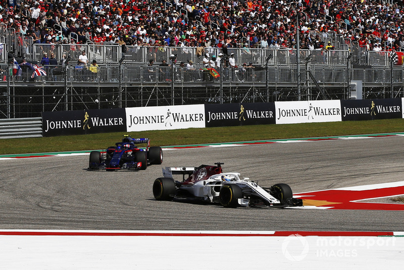 Marcus Ericsson, Sauber C37 y Brendon Hartley, Scuderia Toro Rosso STR13 