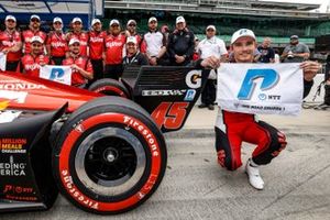 Ganador de la pole Christian Lundgaard, Rahal Letterman Lanigan Racing Honda y su equipo celebran su pole