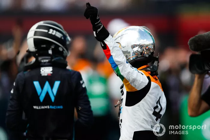 Lando Norris, McLaren, 2ª posición, celebra su llegada a Parc Ferme