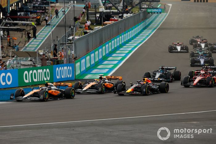 Lando Norris, McLaren MCL60, Max Verstappen, Red Bull Racing RB19, Oscar Piastri, McLaren MCL60, Charles Leclerc, Ferrari SF-23, Carlos Sainz, Ferrari SF-23, el resto de la parrilla en la salida.