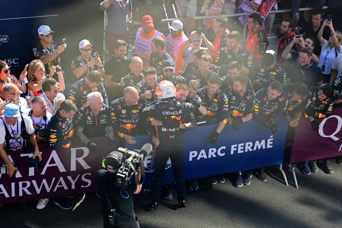 Max Verstappen, Red Bull Racing, 1ª posición, celebra con su equipo en Parc Ferme
