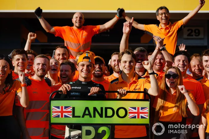 Lando Norris, McLaren, 2ª posición, Oscar Piastri, McLaren, el equipo McLaren celebra después de la carrera