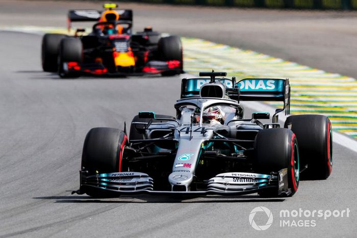 Hamilton toca a Albon y arruina su podio en la última vuelta
