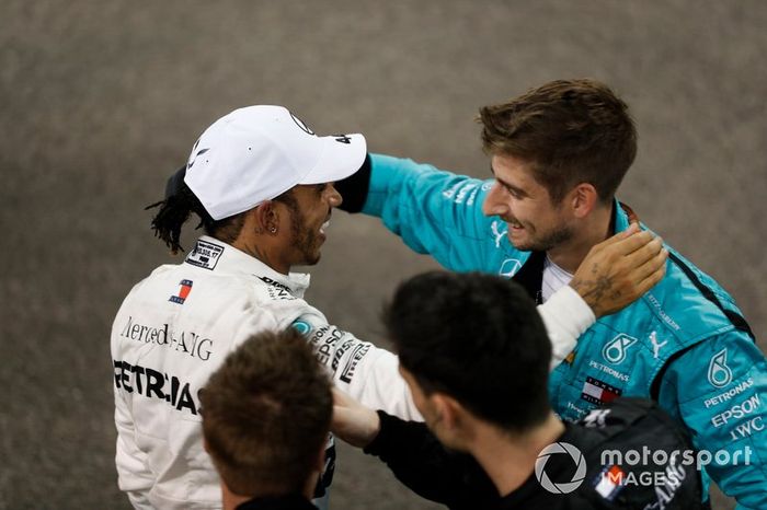 Lewis Hamilton, Mercedes AMG F1, 1ª posición, celebra con sus compañeros de equipo
