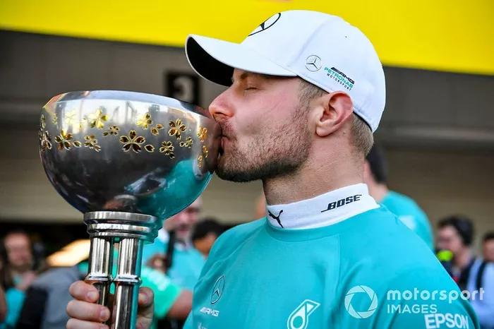 Ganador de la carrera Valtteri Bottas, Mercedes AMG F1 con su trofeo