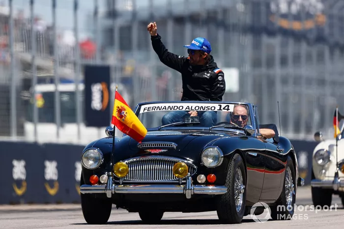 Fernando Alonso, del equipo Alpine F1, en el desfile de pilotos