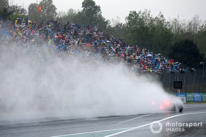Spray sale de un monoplaza mientras la lluvia azota el circuito durante la FP3