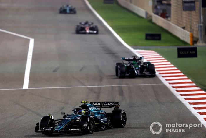 Fernando Alonso, Aston Martin AMR23, George Russell, Mercedes F1 W14