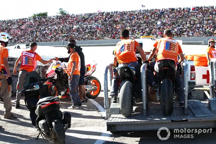 Motos accidentadas de Marc Márquez, Repsol Honda Team, Darryn Binder, RNF MotoGP Racing y Pol Espargaró, Repsol Honda Team 