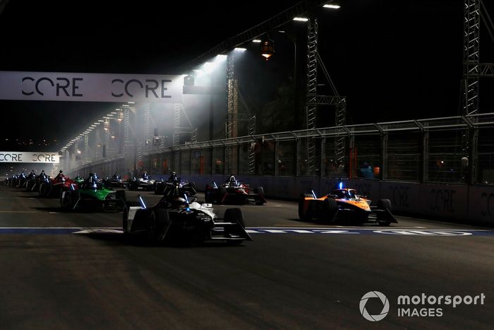 Mitch Evans, Jaguar Racing , Jaguar I-TYPE 6, Rene Rast, NEOM McLaren Formula E Team, e-4ORCE 04, al inicio