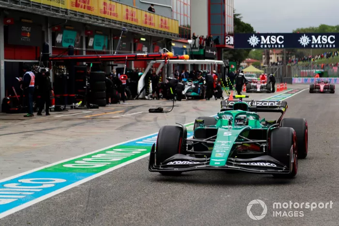 Sebastian Vettel, Aston Martin AMR22, en el pit lane