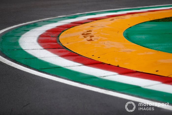 Pianos con los colores de la bandera de Italia en Imola