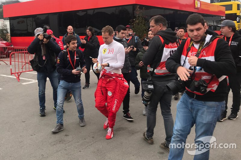 Sebastian Vettel, Ferrari, firma autógrafos a un fan
