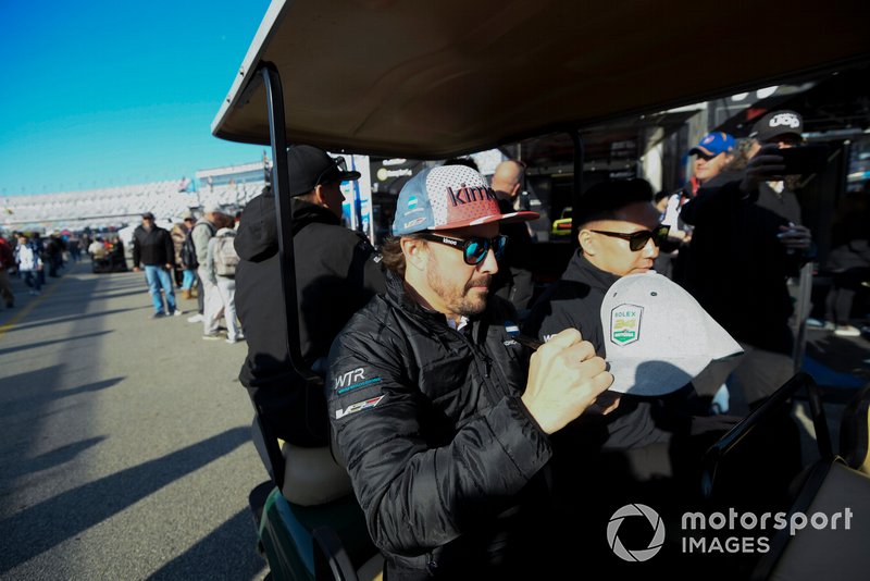#10 Konica Minolta Cadillac DPi-V.R. Cadillac DPi, DPi: Fernando Alonso Firma de autógrafos en la carrera de la mañana.