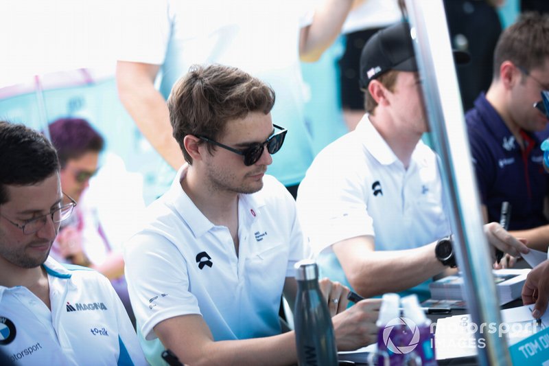 Tom Dillmann, NIO Formula E Team signs autographs 