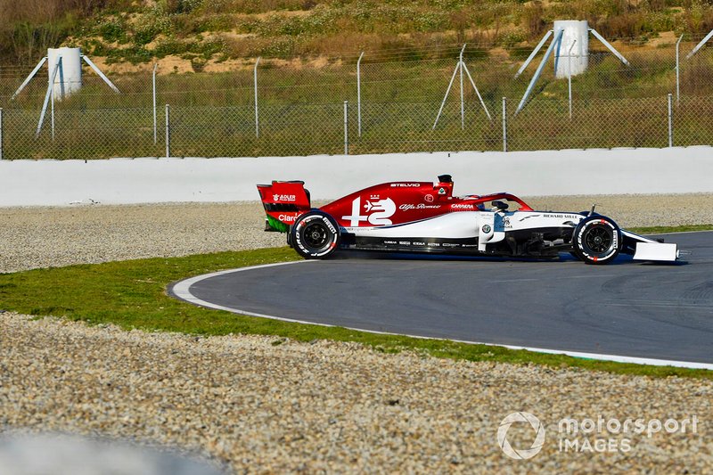 Kimi Raikkonen, Alfa Romeo Racing C38, spins into the gravel on the opening morning of testing