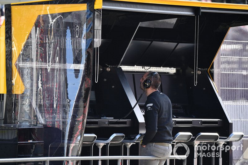 Cyril Abiteboul, Renault Sport F1 Managing Director on the Renault Sport F1 Team pit wall gantry
