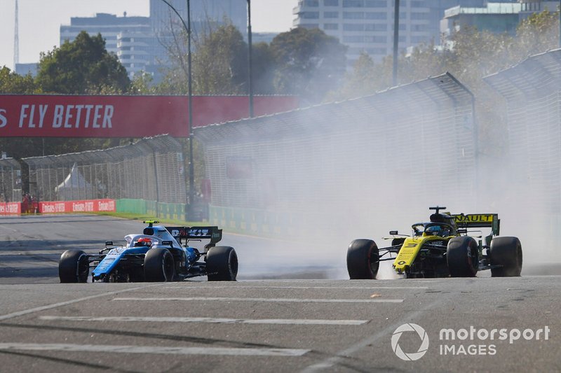 Robert Kubica, Williams FW42 y Daniel Ricciardo, Renault R.S.19 con daño después del contacto