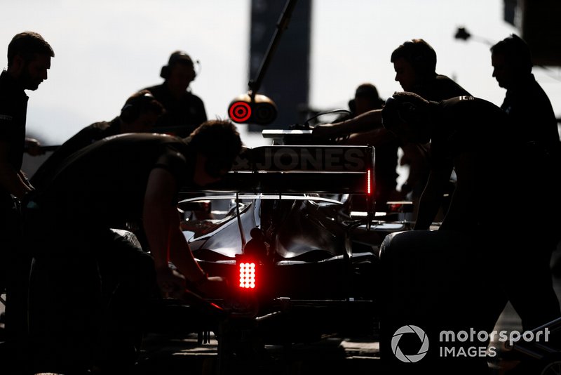 Romain Grosjean, Haas F1 Team VF-19, pit stop