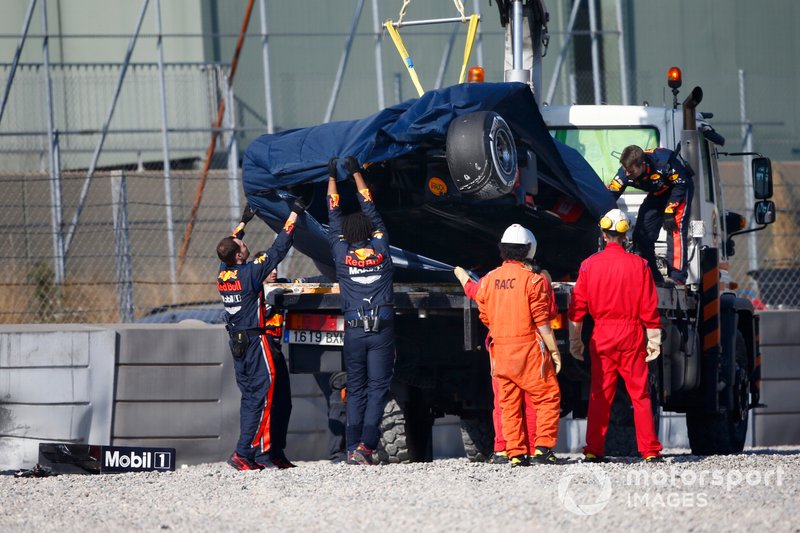 La voiture endommagée de Pierre Gasly, Red Bull Racing RB15 est ramenée